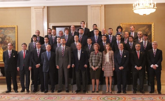 Fotografía de grupo de Sus Majestades los Reyes y Sus Altezas Reales los Príncipes de Asturias con la Selección Nacional de Balonmano, Campeona de Mun